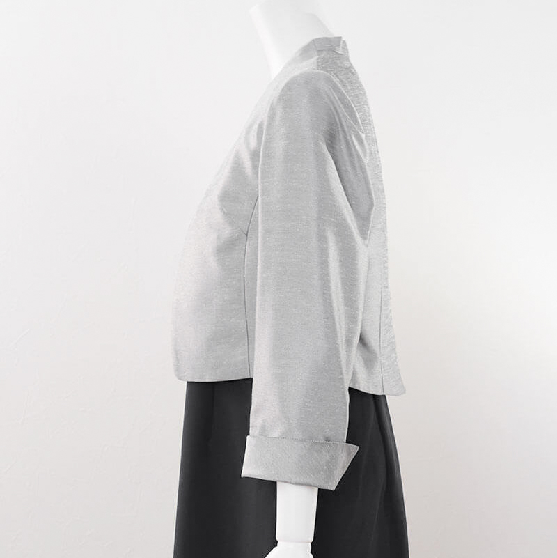 シルバーのシャンタン九分袖ボレロ