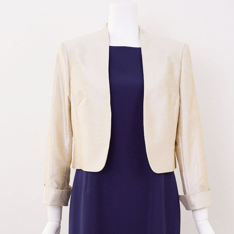 ベージュシャンタンの九分袖ボレロ