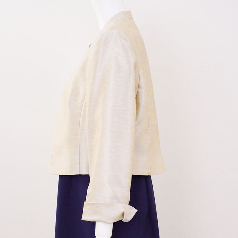 ベージュシャンタンの九分袖ボレロ