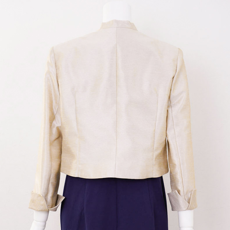 ベージュシャンタンの九分袖ボレロ