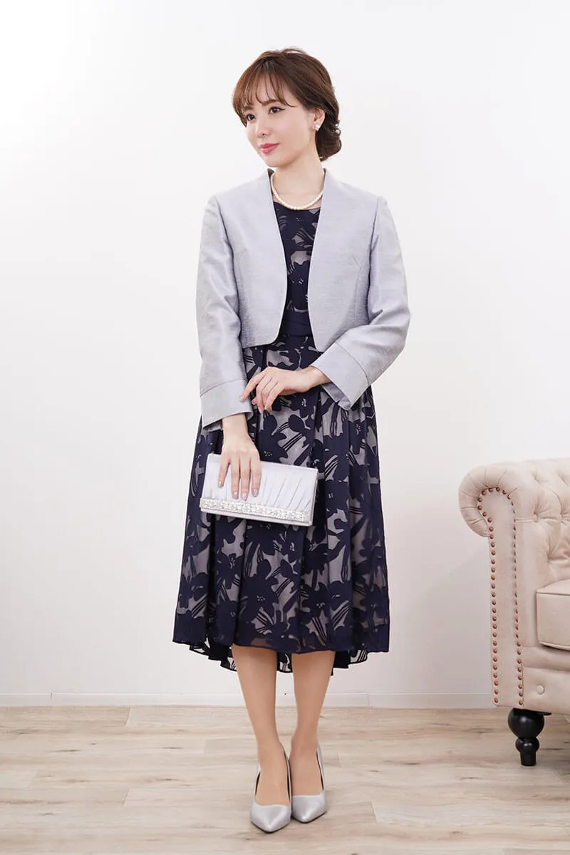 シルバーのシャンタン九分袖ボレロ