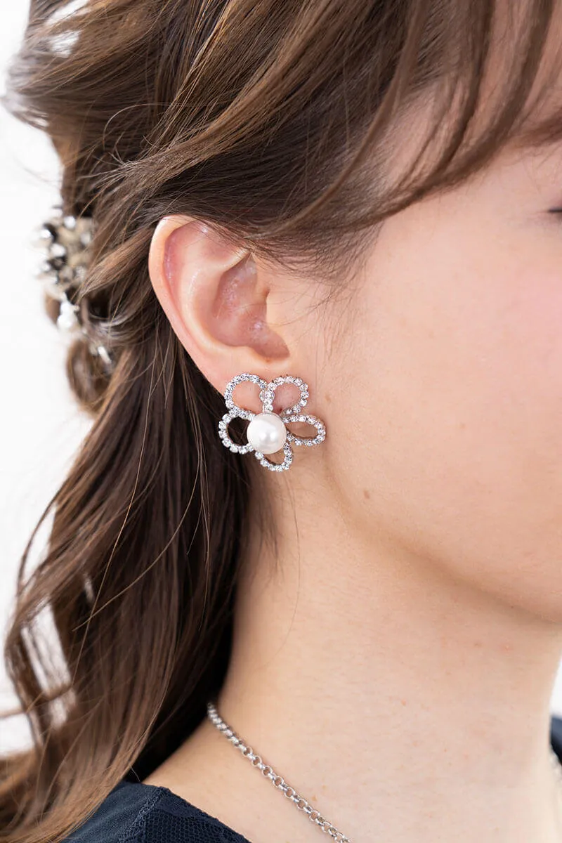 シルバーの花形イヤリング