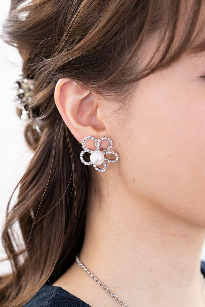 シルバーの花形イヤリング