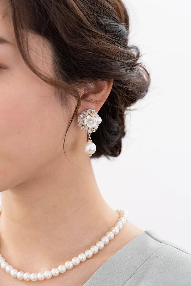 パールとお花モチーフのイヤリング