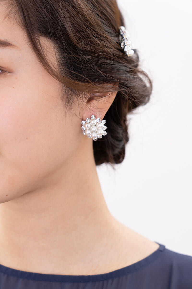 シルバーのボリュームパールイヤリング