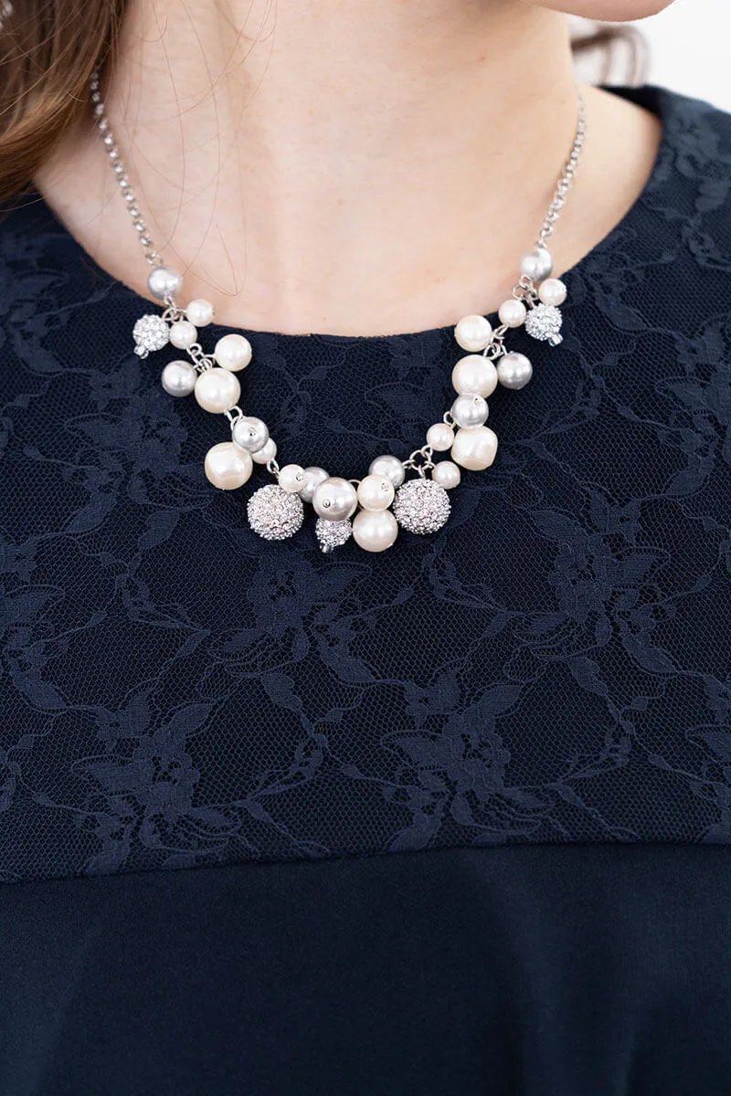 ビジューボール付きシルバーとホワイトパールネックレス