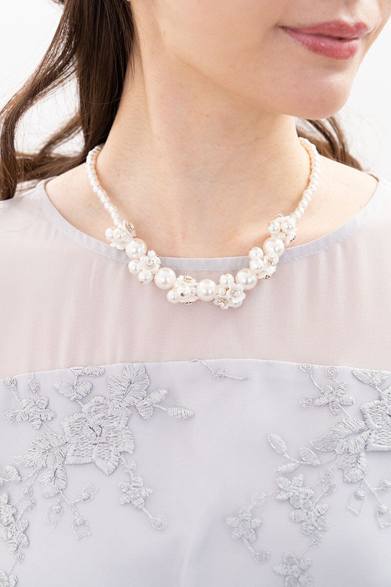パールとお花モチーフのネックレス