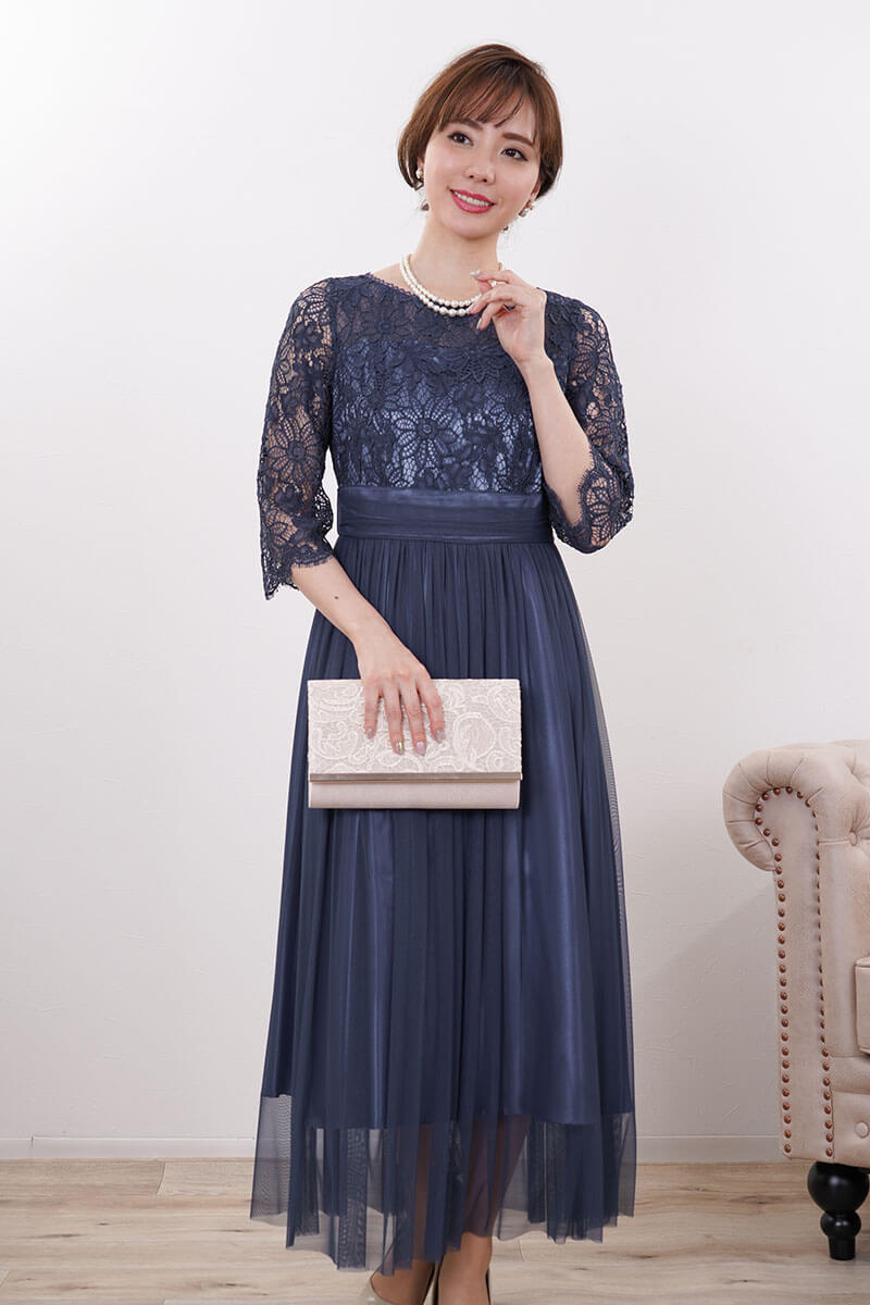 レースのベージュクラッチバッグ