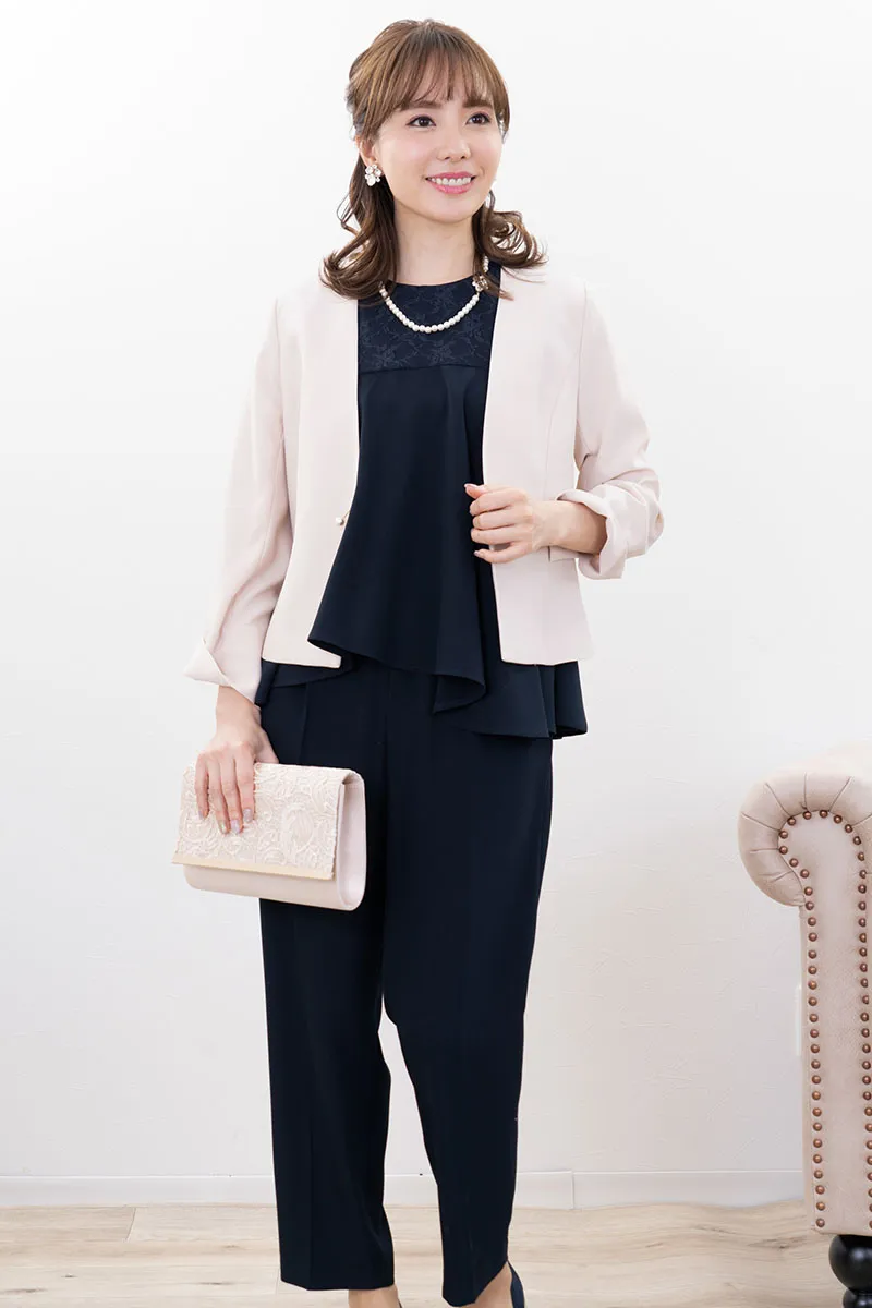 レースのベージュクラッチバッグ