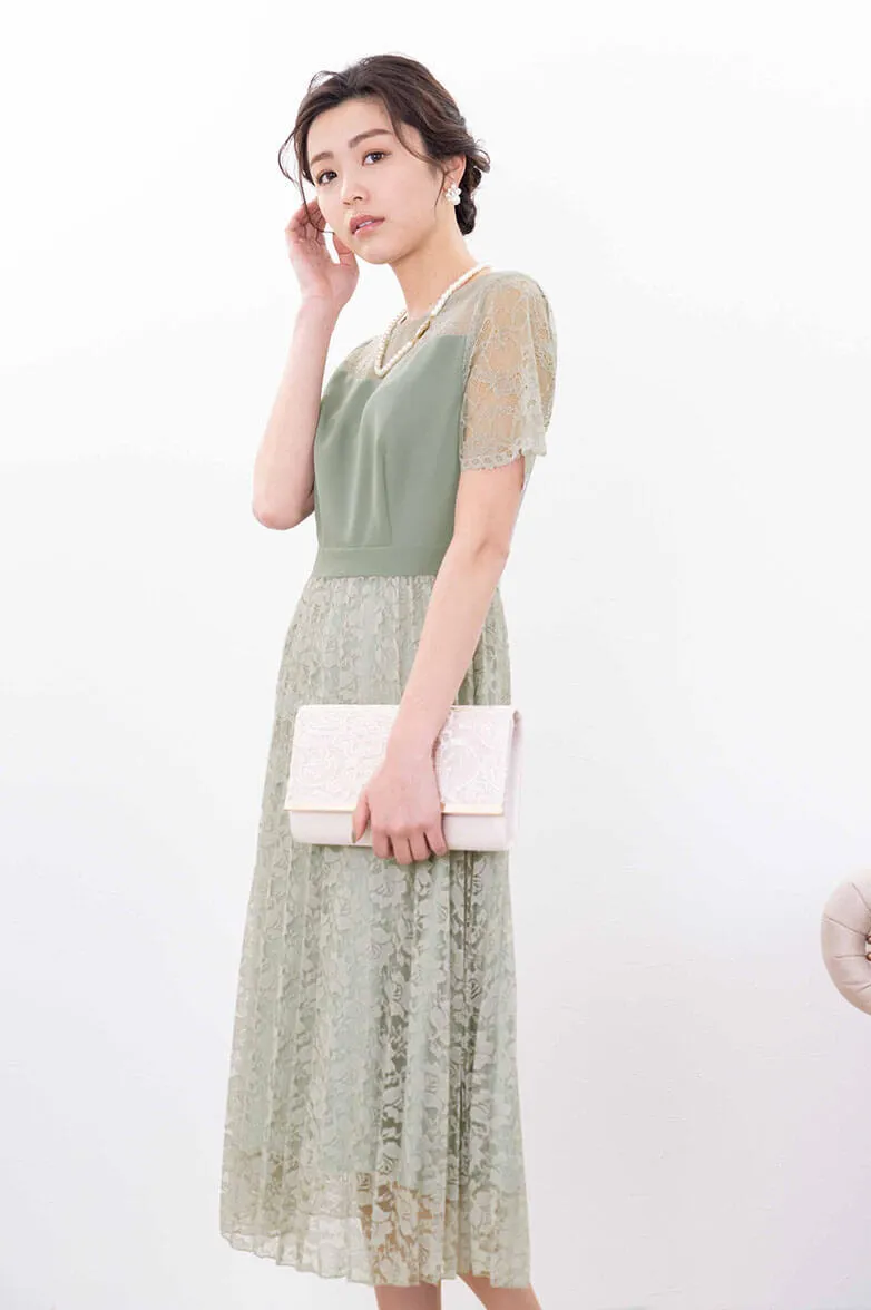 レースのベージュクラッチバッグ