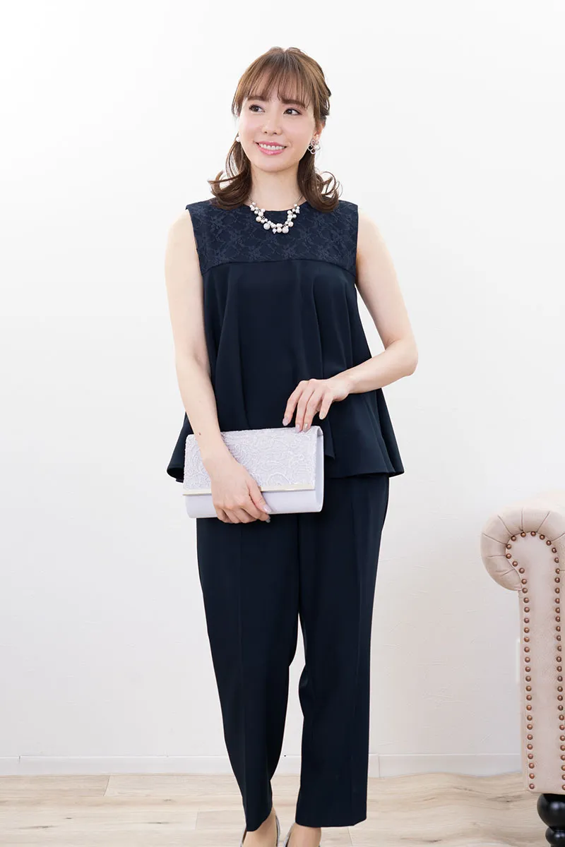 レースのシルバークラッチバッグ