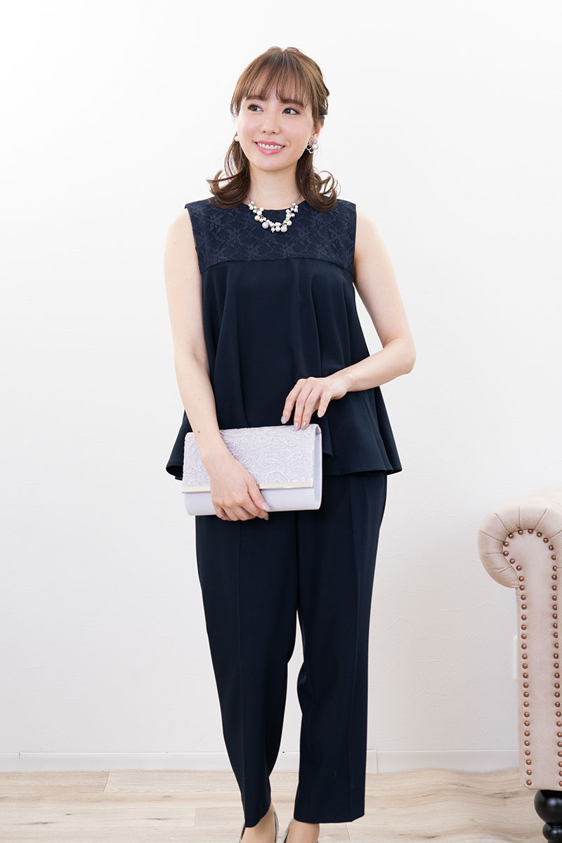 レースのシルバークラッチバッグ