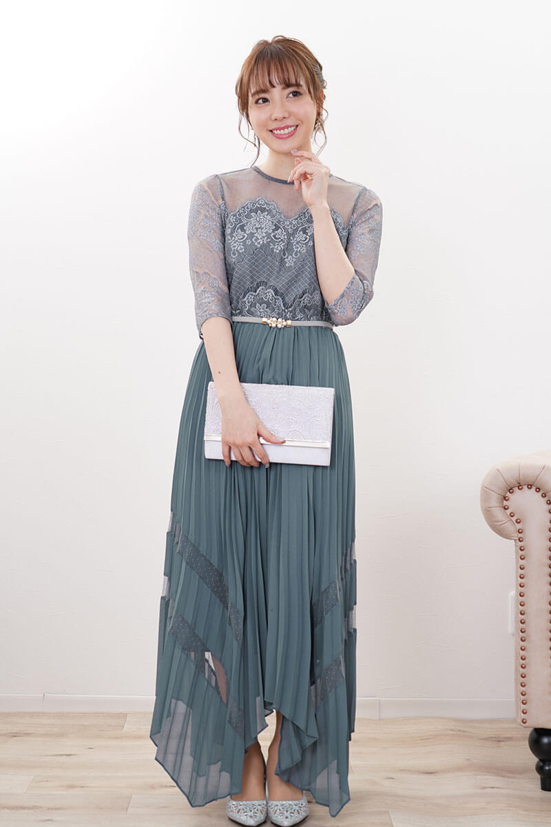 レースのシルバークラッチバッグ