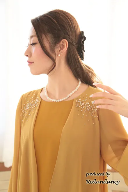 マスタードイエローのビジュー＆ドレープスリーブドレス