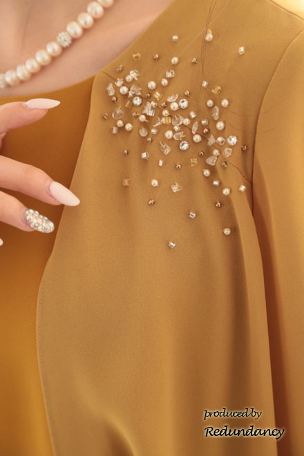 マスタードイエローのビジュー＆ドレープスリーブドレス