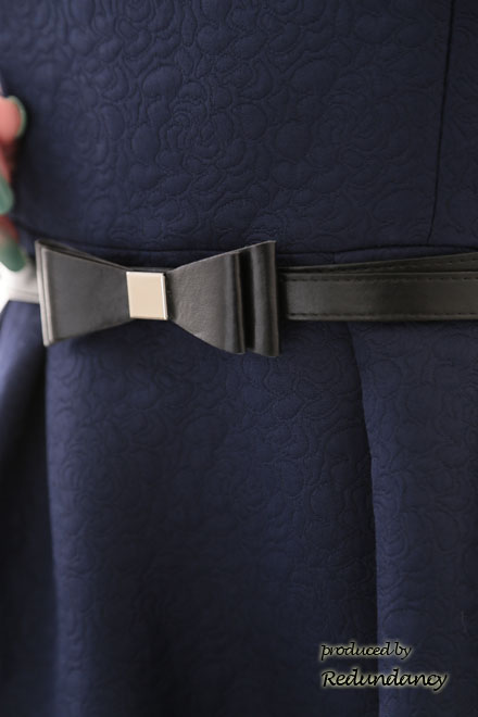 ネイビーのラウンドネックシンプルミニ丈ドレス