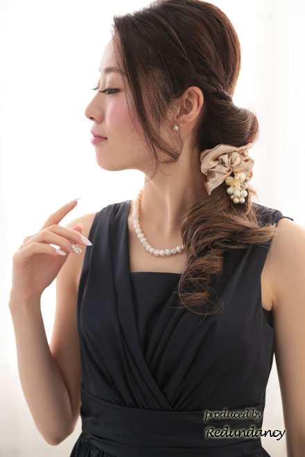 ネイビーのアシンメトリー切替タイトドレス