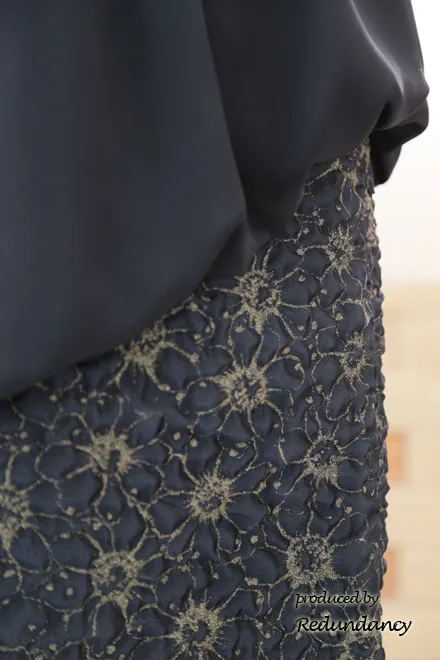 ネイビーのアシンメトリー切替タイトドレス