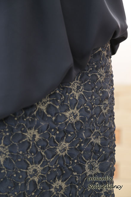 ネイビーのアシンメトリー切替タイトドレス