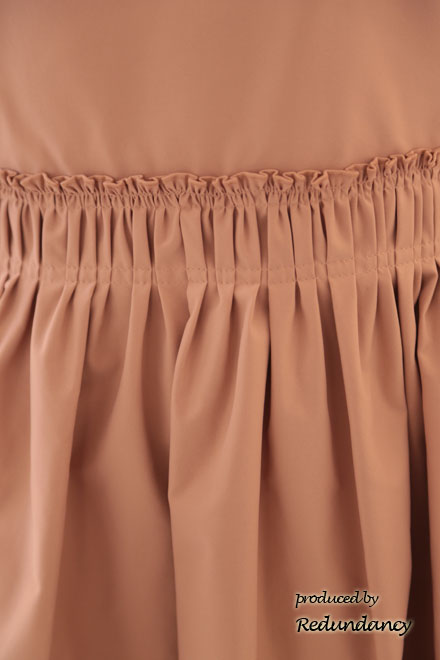 ピンクのウエストシャーリングミモレ丈ドレス