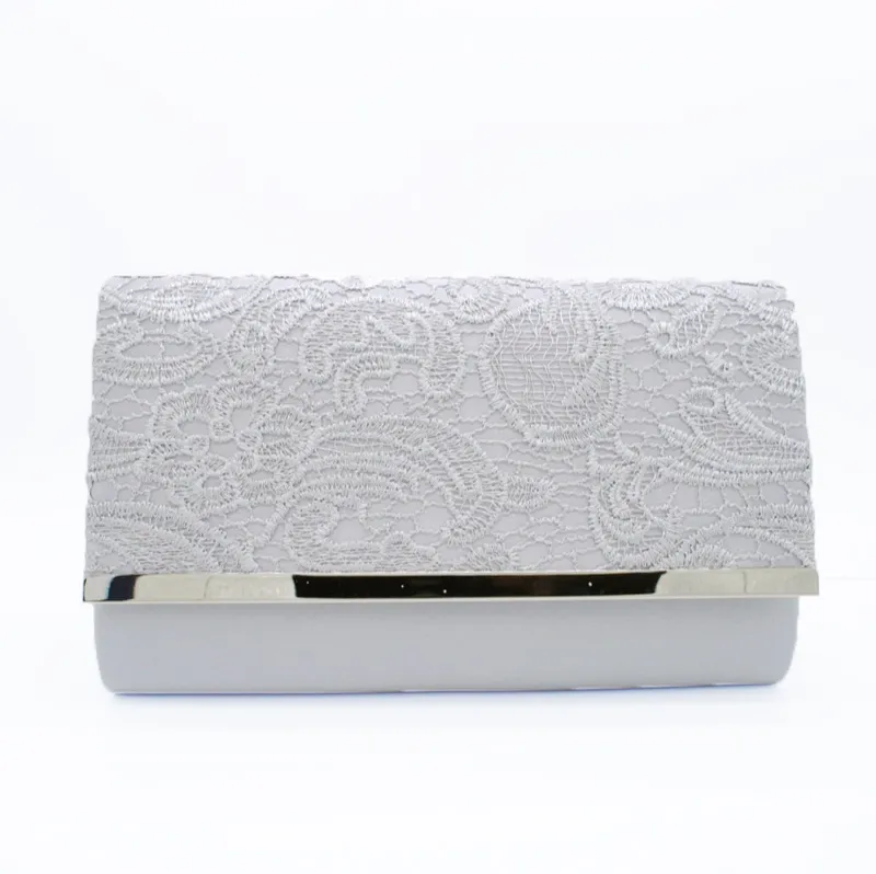 レースのシルバークラッチバッグ