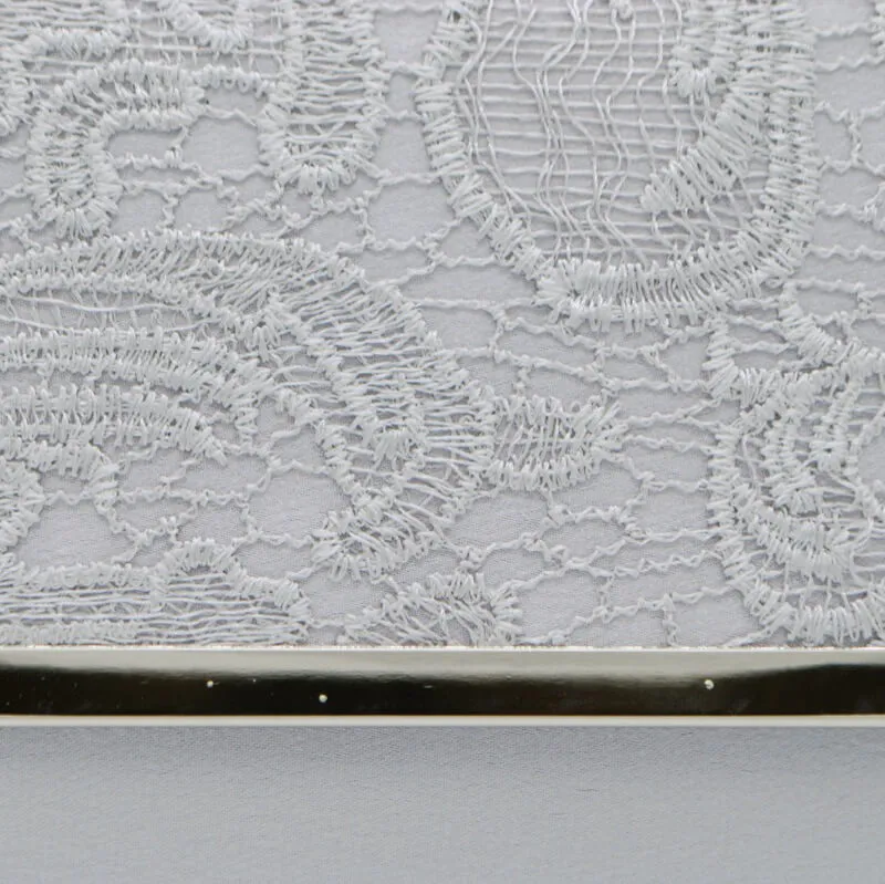 レースのシルバークラッチバッグ