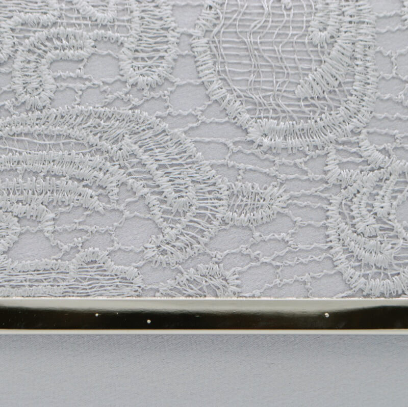 レースのシルバークラッチバッグ