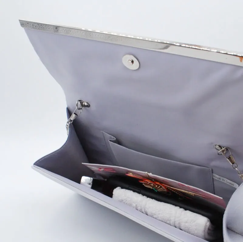 レースのシルバークラッチバッグ