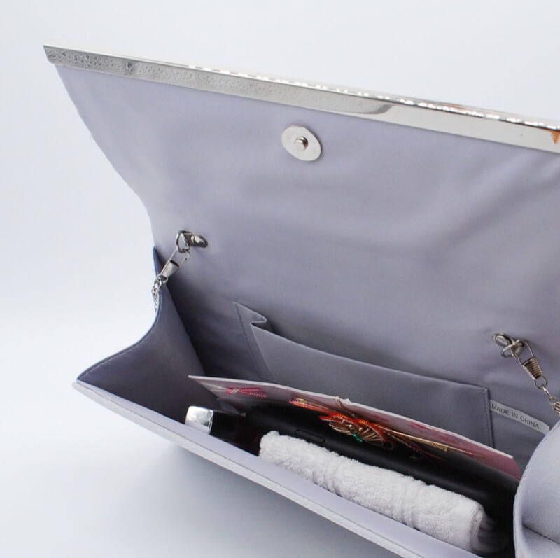 レースのシルバークラッチバッグ