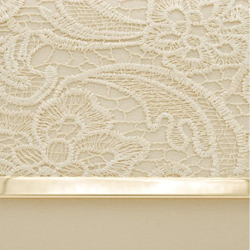 レースのベージュクラッチバッグ