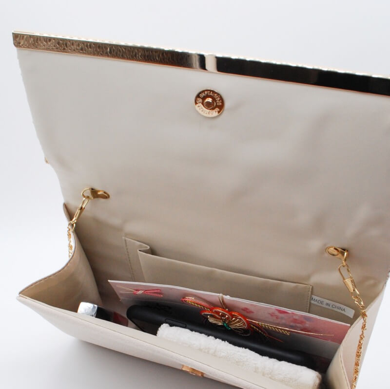 レースのベージュクラッチバッグ