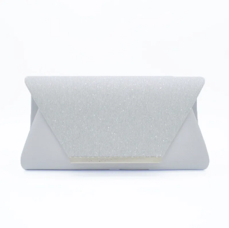 シルバーラメのクラッチバッグ