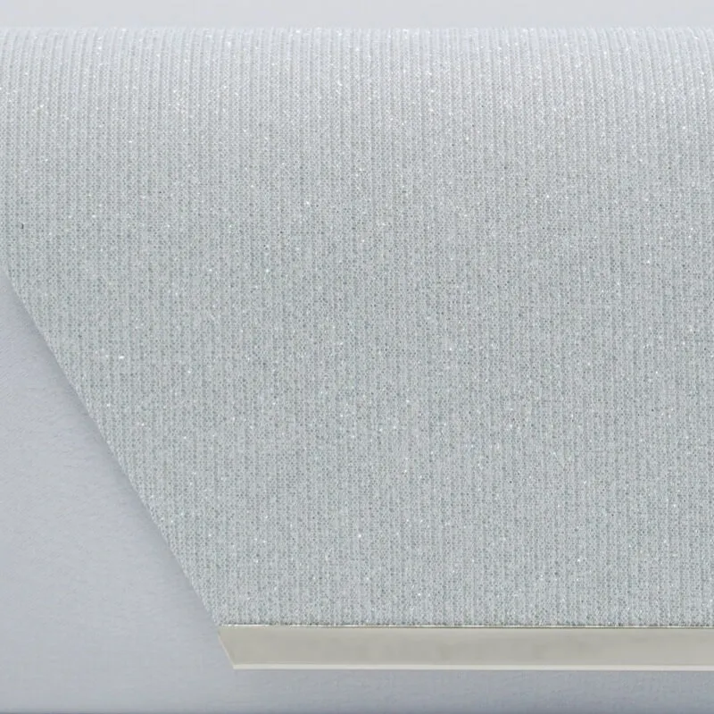 シルバーラメのクラッチバッグ