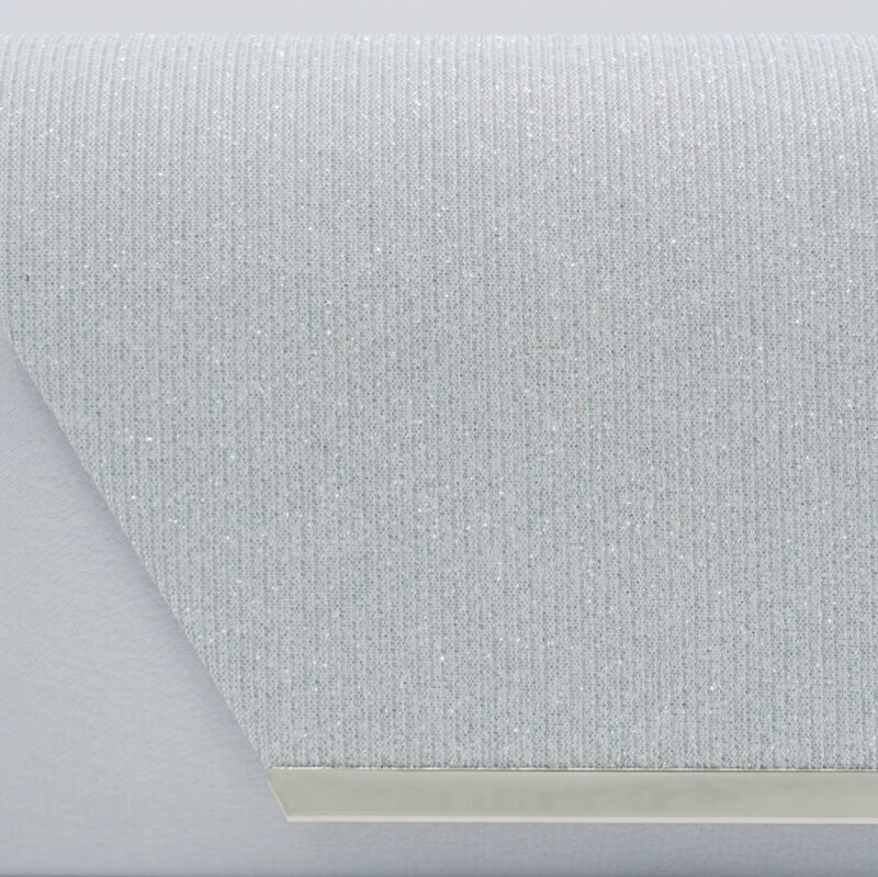 シルバーラメのクラッチバッグ