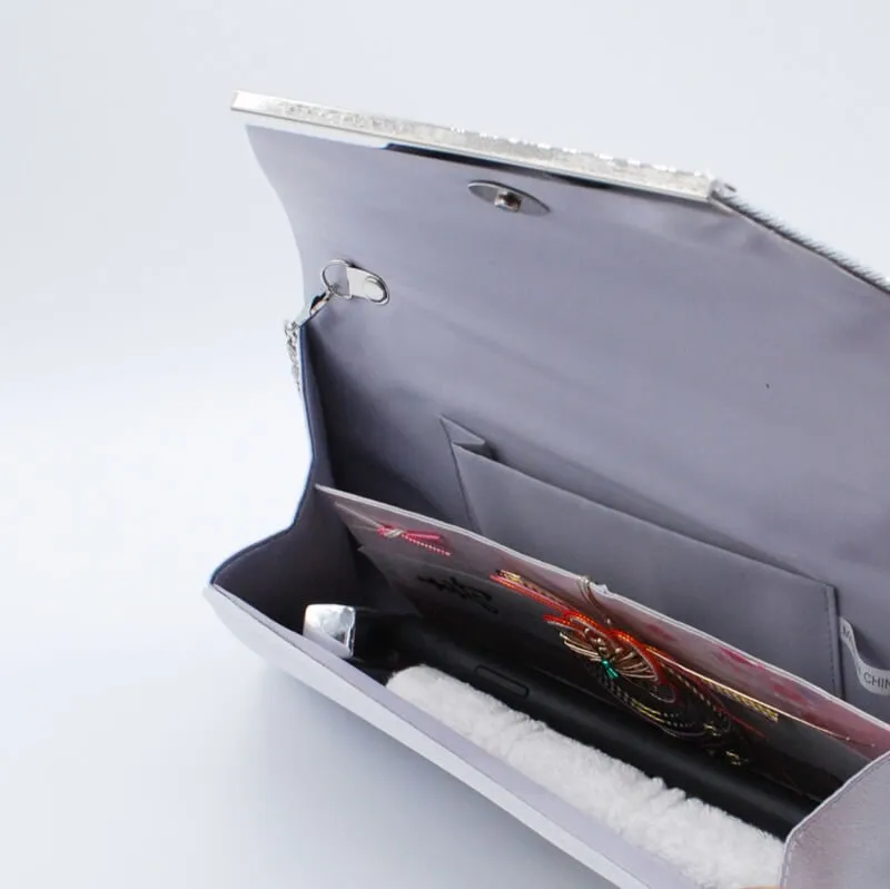 シルバーラメのクラッチバッグ