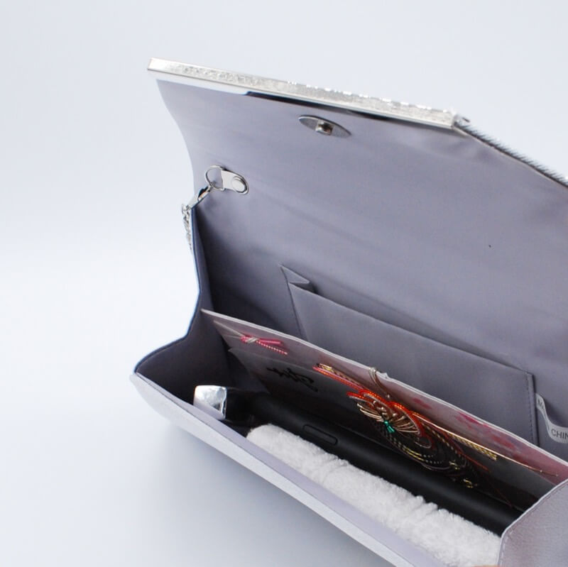 シルバーラメのクラッチバッグ