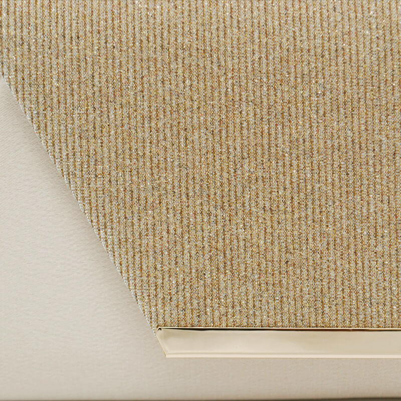 ゴールドラメのクラッチバッグ