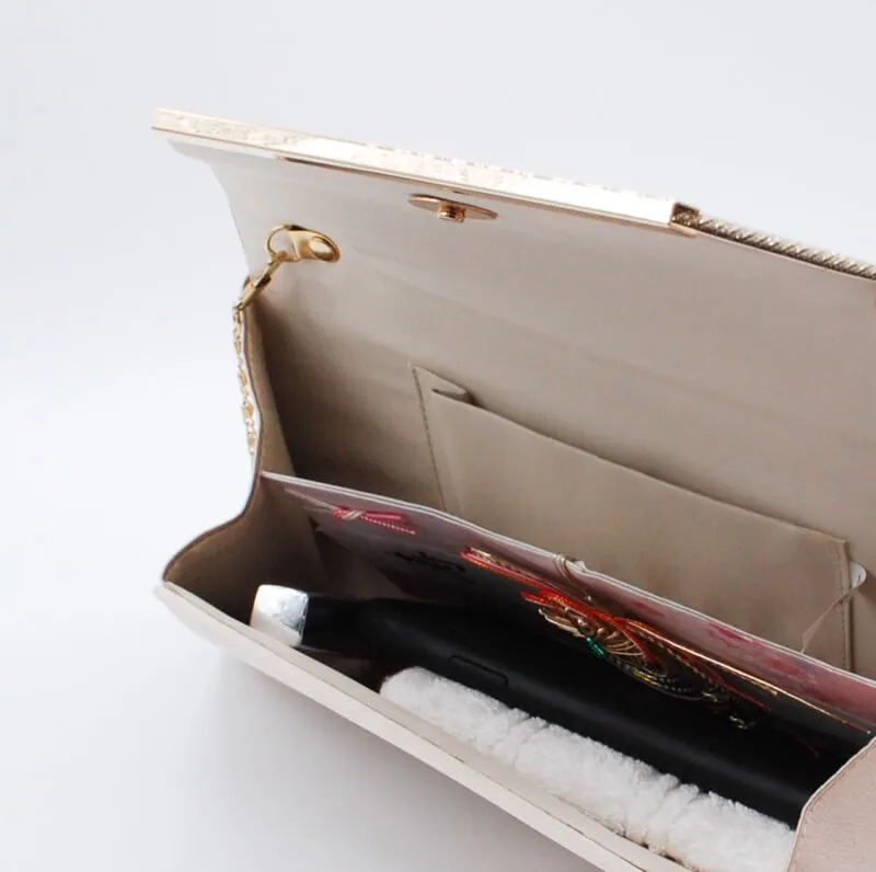 ゴールドラメのクラッチバッグ