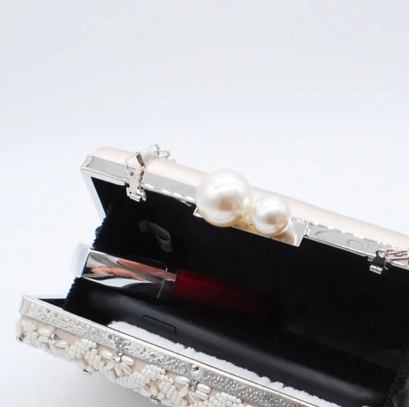 パールとビーズのミニクラッチバッグ