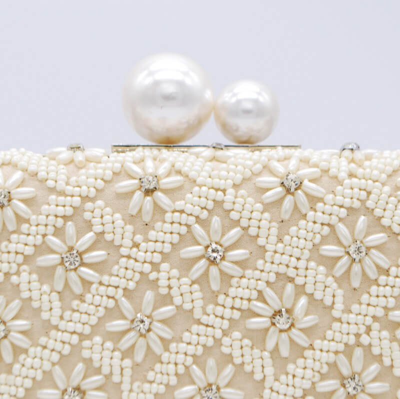 パールとビーズのミニクラッチバッグ