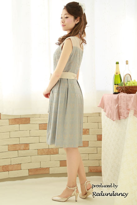 ベージュ×サックスブルーのレース模様膝丈ドレス