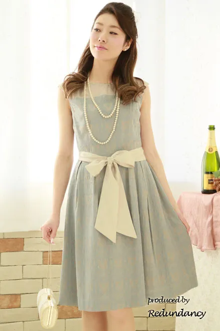 ベージュ×サックスブルーのレース模様膝丈ドレス