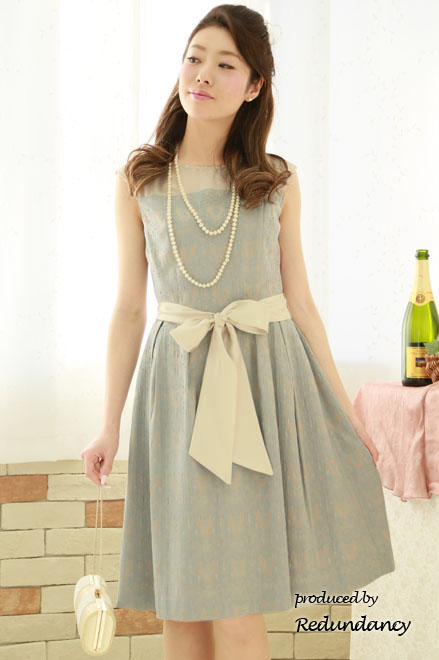 ベージュ×サックスブルーのレース模様膝丈ドレス