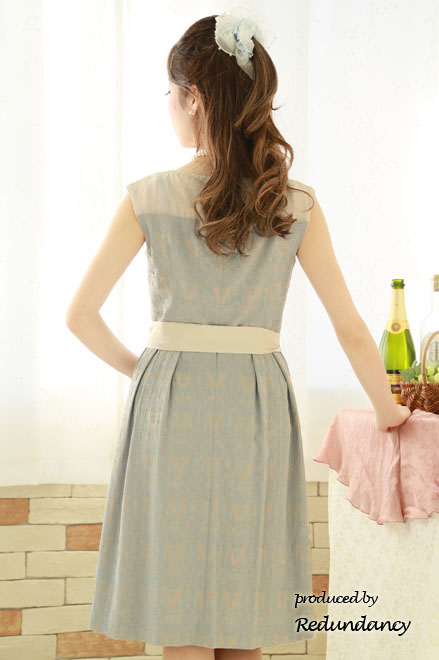 ベージュ×サックスブルーのレース模様膝丈ドレス