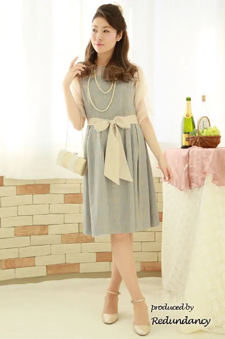 ベージュ×サックスブルーのレース模様膝丈ドレス