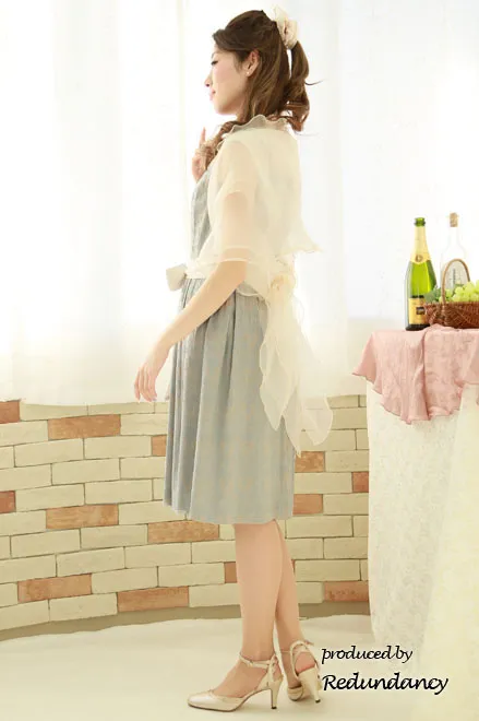 ベージュ×サックスブルーのレース模様膝丈ドレス