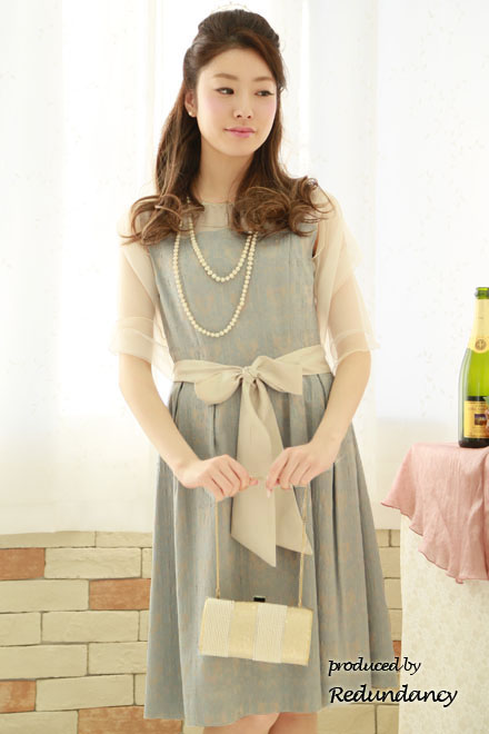 ベージュ×サックスブルーのレース模様膝丈ドレス