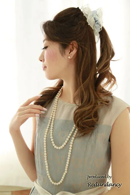 ベージュ×サックスブルーのレース模様膝丈ドレス