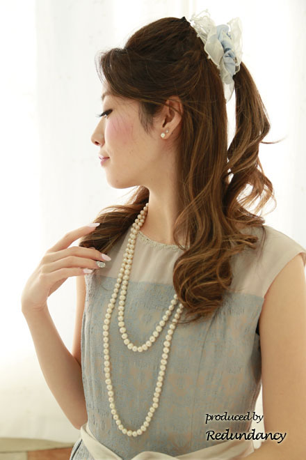 ベージュ×サックスブルーのレース模様膝丈ドレス