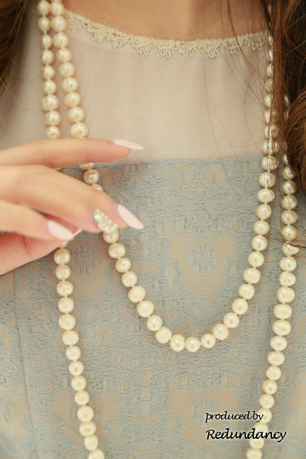 ベージュ×サックスブルーのレース模様膝丈ドレス